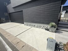 ロア(Loa)の雰囲気（ヤシの木が目印で、黒グレーの外観。グレーの玄関からどうぞ）