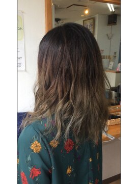 カラーアトリエ イロドリ(彩) ふんわりウェーブロング