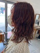 O レッドパーマシースルー前髪セミロング個性的ヘアスタイル