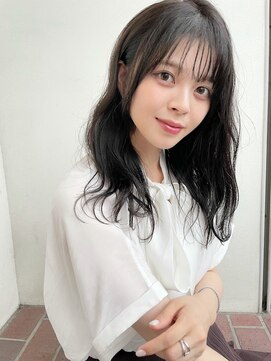 ヴィヴカウンター(VIVE counter) 透明感と透け感のある波巻きヘア。