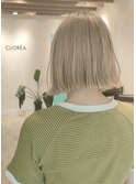切りっぱなし外はねボブ×ホワイトブロンド