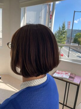 トゥットヘアー(Tutto hair) 大人可愛い立体感前下がりミニマルボブ深みレッドストレート20代