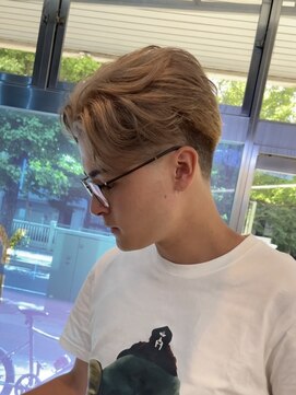 アンサー 千葉中央(UNSER prod by THE DAY) 刈り上げセンターパート/テーパーフェード/ミルクティーカラー