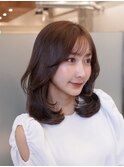 大人可愛いくびれミディ×艶ブラウンで叶える上品モテヘア