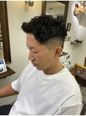 フェザーアップツイストピンパーマ　0.4mmフェードカット