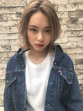 アッシュベージュカラー　ミルクティーカラー　外ハネミディアム