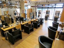 フレンズ 山鼻店(friend's)の雰囲気(ゆったりとお寛ぎ頂ける広々とした店内【縮毛矯正/ハイライト】)