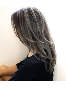 トルネード(TORNADO) 外国人風ミディアム ハイライトバレイヤージュ グレージュ西海岸