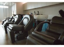 ヘアータイム レスト(HAIR TIME rest)の雰囲気（白を基調とした明るく広々とした店内[ブリーチ/カラー/メンズ]）