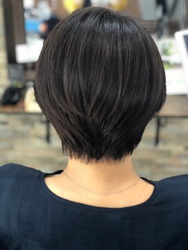 ハサミバイアトリエナガノ 千葉(8sami by atelier nagano) ショートボブ/センターパート/ツヤ髪/グラデーション/イヤリング