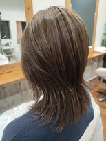 マルーン(maroon)&nbsp;ミディアムウルフレイヤースタイル