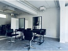 シーン(seen)の雰囲気（モノトーンを基調にした店内。ウルフカット　ウルフ　韓国）