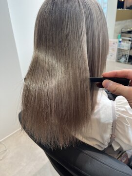 エミュスト(Emuest) ベージュ×髪質改善