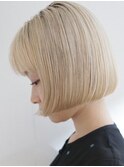 おしゃれな大人のワンレンミニボブ×抜きっぱなしホワイトカラー