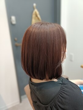 ファクト(FACT SPA) ピンクベージュのツヤ感ロブ