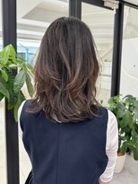 エブリ(evri)&nbsp;レイヤーカットで動きをつけたミディアムスタイル