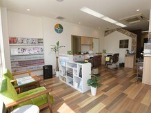 ハレヘアー(Hale hair)の雰囲気（白を基調とした清潔感あふれる店内－。）