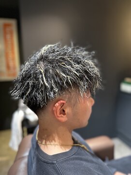 メンズサロン DATE 万博公園店 金メッシュ×ツイストパーマ