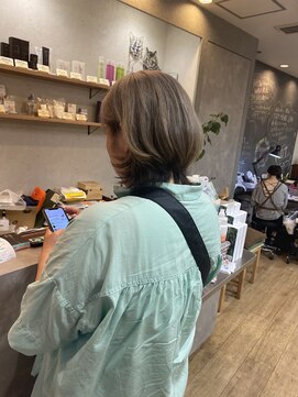 ブロッサム 東中野店 ハイトーンカラーミルクティーベージュミニウルフ丸みボブ