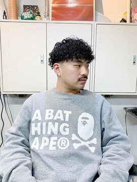 メリケンバーバーショップ フクオカ(MERICAN BARBERSHOP FUK) フェザーパーマサーフカール刈り上げセンターパート