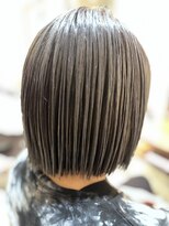 マイノリティー(Minority Produced By TOPHAIR) 白髪ぼかしアンブレラカラー × シルバー × 切りっぱなしボブ