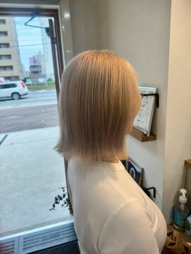 ロッカヘアエジェ(ROCCA hair eje.) デザインカラーシアーベージュボブ