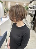 大人ハイライト白髪ぼかしミルクティーベージュ前下がりショート