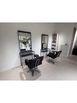 ２～３席のこじんまりとした落ち着きのあるサロンです。