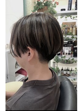 ドゥ スタイル 三国ヶ丘店(Duex Style) ハンサムモードな刈り上げショート ×白髪ぼかし陰影ハイライト