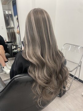 バズ サッポロ バイ フィーネ(BuzZ sapporo by Fi-Ne) 【BUZZ札幌】激かわグレージュにホワイトハイライト