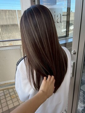 ミア(mia) 大人シアーベージュミニウルフボブミディアムレイヤー