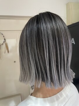 ウォンク(WONK.) [WONK.] 外はねボブ ホワイトグレー系バレイヤージュ