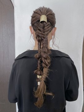 グラフティー(graffiti) ツインポニーヘア