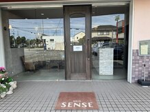 ウニレ バイ センス(unire by sense)の雰囲気（hair Senseと入り口が一緒です。/ご来店時お名前をお願いします）