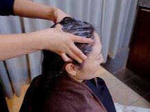 スキャルプトリートメントで保湿しながらマッサージ[津田沼/縮毛矯正/ヘッドスパ/トリートメト]