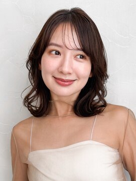 アグノス 青山(Agnos) 前髪うる艶髪艶感薄めバング艶ブラウン愛されナチュラルパーマ