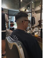 カムレイド フォー ライフ(COMRADE 4 LIFE)&nbsp;クロップ ハイフェードの横側 スキンフェード 担当松尾竜平