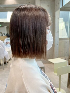 ライラ(Lyla) guest hair アゴ下ラインの切りっぱなしボブ ブラウンベージュ