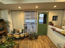フューエル(FUEL)の雰囲気（店内にはたくさんの観葉植物）