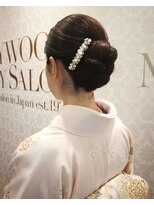 ビューティーセラーバイハリウッド(BEAUTY CELLAR BY HOLLYWOOD) 品あるシニヨンスタイル