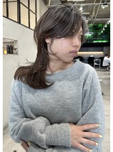 繊細なハイライトが織りなす、立体的で動きのあるヘアスタイル