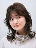レイヤーミディアムのニュアンスウェーブ/透ける暗髪