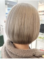 プーン(POON) ホワイトブロンド × ミニボブ