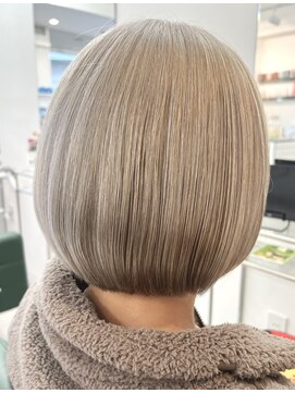 プーン(POON) ホワイトブロンド × ミニボブ