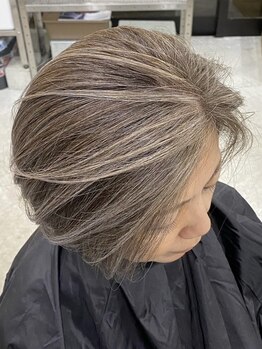 SO-CO小倉店【ソーコーコクラテン】【5月1日NEW OPEN(予定)】の写真/《白髪ケアの新常識》白髪を隠すのは卒業！白髪を活かしたカラーで魅せるグレイヘアに♪[白髪ぼかし]