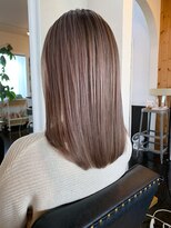 アン シュシュ(un chouchou)&nbsp;シャドールーツを施したミルクティーカラー