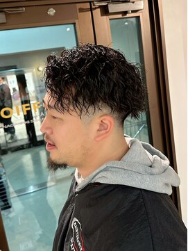 コワファーストナガサキシャンプーボーイ(COIFF1RST NAGASAKI SHAMPOO BOY) 縦落ちツイストスパイラルパーマ 長崎