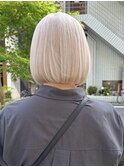 夏の日差しで透明感抜群の透け感ホワイトミルクティーと大人ボブ
