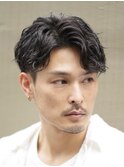 大人の波巻きスパイラルパーマミディアムロングメンズカットヘア
