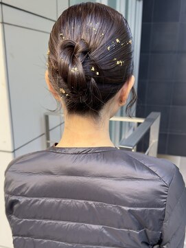 〈Tierra毛利仁美〉洋装，和装にも似合うタイトヘアアレンジ
